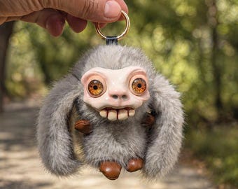 Llavero de conejito adorable y espeluznante – Peluche extraño hecho a mano, criatura gótica kawaii, muñeco de arte raro, regalo adorable y espeluznante, amuleto adorable de terror