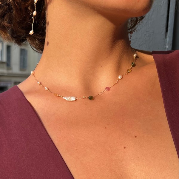 Collier délicat avec perles nacrées, tourmalines et perles de rocailles