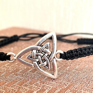 Pulseira trançada com pingente de amuleto duplo Triquetra (multicolorido)/joia minimalista feita à mão/pulseira da amizade com pingente da sorte