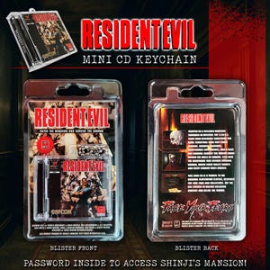 Könnte beinhalten: Ein Resident Evil Mini-CD-Schlüsselanhänger in einer transparenten Blisterverpackung. Die Vorderseite der Verpackung zeigt das Logo und das Artwork des Spiels mit dem Text "ENTER THE MANSION AND SURVIVE THE HORROR". Die Rückseite der Verpackung hat zusätzlichen Text und Bilder.