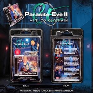 Könnte beinhalten: Mini-CD-Schlüsselanhänger des Videospiels "Parasite Eve II" für PlayStation. Die Verpackung zeigt den Titel des Spiels und eine Frau mit einer Waffe. Die Rückseite zeigt das Cover des Spiels. Der Schlüsselanhänger befindet sich in einer transparenten Kunststoffhülle.