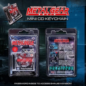 Op de afbeelding: Mini CD-sleutelhanger met het spel Metal Gear Solid voor PlayStation. De sleutelhanger zit in een doorzichtige plastic hoes met het logo en artwork van het spel. De tekst "TACTICAL ESPIONAGE ACTION" en "MINI CD KEYCHAIN" zijn ook zichtbaar.