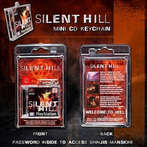 Puede incluir: Un mini llavero de CD de "Silent Hill" para PlayStation, en un estuche de plástico transparente. La parte delantera muestra el logotipo del juego. La parte trasera contiene detalles del juego y la frase "Welcome to Hell".