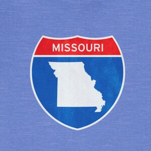 以下が含まれることがあります： ミズーリ州の白い輪郭と「MISSOURI」という文字が書かれた青と赤の高速道路標識