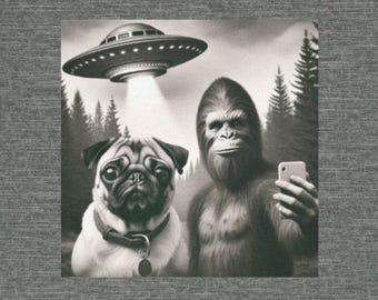おもしろいサスカッチとパグのユニセックスTシャツ、UFOセルフィーTシャツ、ユーモラスな未確認生物グラフィックトップ、ビッグフットドッグ半袖、エイリアンアブダクションシャツ