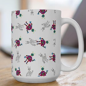 Pode incluir: Caneca de cerâmica branca com um padrão repetitivo de robôs coloridos. Os robôs são desenhados em um estilo simples e infantil e têm cores e padrões diferentes.