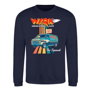Könnte beinhalten: Marineblaues Sweatshirt mit einem Retro-Design eines blauen Transporters. Die Grafik enthält den Text "WSQK 94.5 FM The Squawk" und einen stilisierten Adler. Das Design verwendet ein rotes, orangefarbenes und gelbes Farbschema.