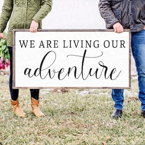 Estamos viviendo nuestra aventura - Amor SVG - Regalo para parejas - Descarga digital - Letrero de granja - Decoración campestre - Regalo de aniversario - Decoración de boda