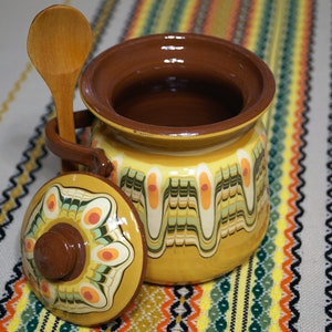Keramische honingpot met houten lepel | Handgemaakt en geverfd geel | Bee Lover-keukenaccessoire