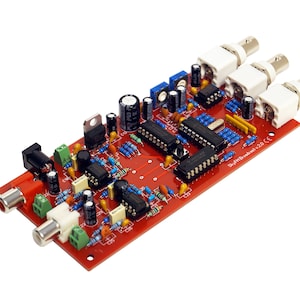 Puede incluir: Una placa de circuito rojo con varios componentes electrónicos, incluyendo resistencias, condensadores y circuitos integrados. Cuenta con conectores blancos, chips negros y el texto "SkyFM Broadcast v2.0 CE".