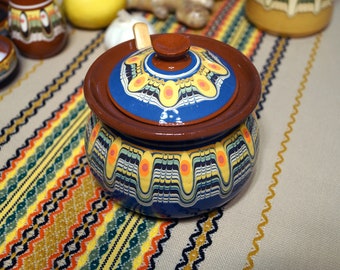 Zuckerdose aus Keramik mit einem Holzlöffel, handgefertigt und mit einem blauen Farbton bemalt.