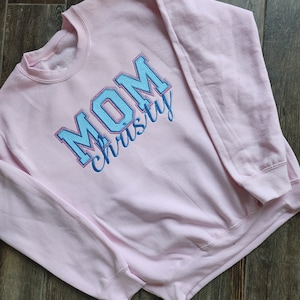 MOM Sweatshirt mit Namen bestickt individuelles Monogramm Shirt für Mama Geschenk Muttertag Jack und Jill Top Mama Pullover Pink oder Blau