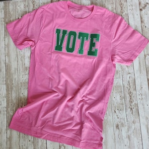 ABSTIMMUNG Pink und Grün T-Shirt