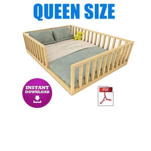 Könnte beinhalten: Ein Queen-Size-Bettrahmen mit einem hellen Holzlattenzaun, der den gesamten Umfang umgibt. Das Bett ist mit heller Bettwäsche, zwei salbeigrünen Kissen und einem kleinen gelben Spielzeug ausgestattet. Text: QUEEN SIZE, INSTANT DOWNLOAD, PDF.