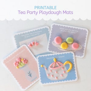 Könnte beinhalten: Vier druckbare Playdough-Matten mit verschiedenen Themen zum Thema Tee-Party. Die Matten zeigen Illustrationen einer Teekanne, einer Vase, eines Umschlags und eines Tellers mit Leckereien. Der Text auf den Matten lautet "Dekoriere die Einladungen zu deiner Tee-Party!", "Fülle die Vase mit Blumen!", "Was servierst du auf deiner Tee-Party?" und "Dekoriere die Teekanne!"