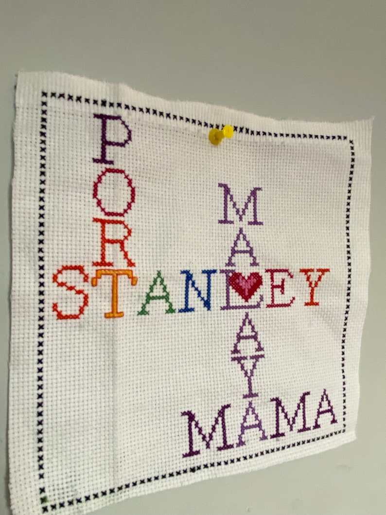 ¡Punto de cruz de crucigrama personalizado! ¡Incluya miembros del hogar, mascotas, calles, ciudades y países! ¡Usa cualquier palabra que te represente! imagen 2