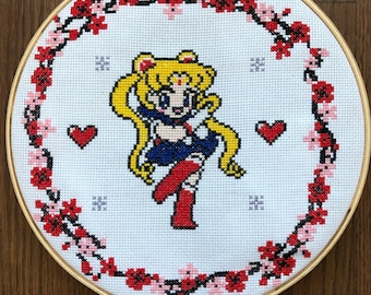 Regalo artesanal de punto de cruz con flores rojas de Sailor Moon