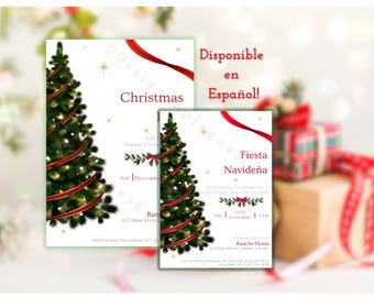 Puede incluir: Dos tarjetas de invitación navideñas. La tarjeta más grande presenta un árbol de Navidad decorado con cinta roja y la palabra "Christmas". La tarjeta más pequeña dice "Fiesta Navideña". Ambas tarjetas tienen detalles de estrellas doradas.