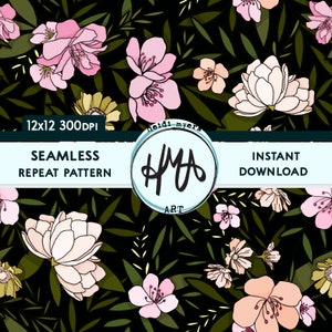 以下が含まれることがあります： 濃い緑色の背景に、ピンク、ピーチ、黄色の花が描かれたシームレスな繰り返しパターン。パターンは12x12インチ、300DPIです。画像の中央には円の中に「HMA ART」というテキストがあります。