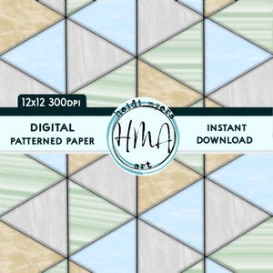 Puede incluir: Papel digital estampado con un diseño geométrico que presenta triángulos en tonos beige, azul claro y verde. El papel mide 12x12 pulgadas y 300 DPI. El texto "Heidi Myers Art" está en un círculo en el centro de la imagen.
