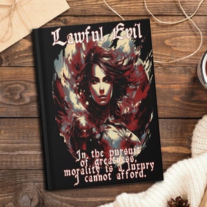 Könnte beinhalten: Ein schwarzes Notizbuch mit einer roten und weißen Illustration einer Frau mit langen dunklen Haaren. Der Text "Lawful Evil" befindet sich oben auf dem Notizbuch. Der Text "In the pursuit of greatness, morality is a luxury I cannot afford." befindet sich unten auf dem Notizbuch.