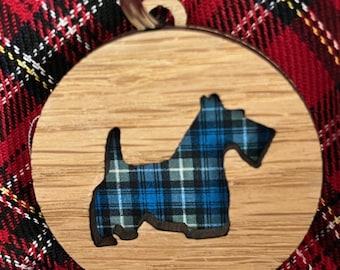 Portachiavi in legno con tartan scozzese.