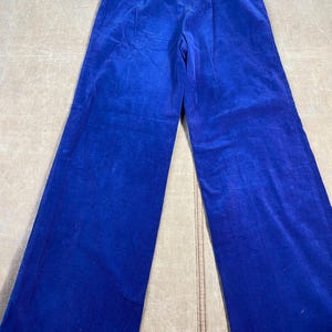 Puede incluir: Pantalones de pernera ancha en un vibrante tono azul. Los pantalones están confeccionados con una tela suave y aterciopelada, con cintura elástica. Los pantalones están diseñados con un corte holgado, adecuado para uso casual. Miden unos 100 cm de largo.