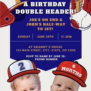 Puede incluir: Invitación de cumpleaños con temática de béisbol con un fondo azul y gráficos de béisbol. El texto dice "A Birthday Double Header!" con detalles del evento, incluyendo la fecha, hora y lugar. Dos bebés llevan gorras de béisbol.