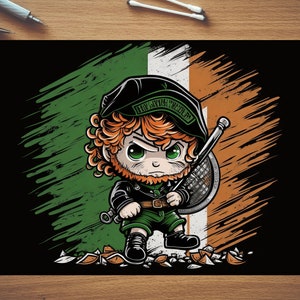Op de afbeelding: Een cartoonillustratie van een roodharig, baardmannetje dat een groene hoed draagt met de tekst "The Irish Rebel" erop. Het personage houdt een schild en een wapen vast en staat voor een groen-wit-oranje achtergrond.
