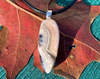 Lace Agate Pendant - 18"