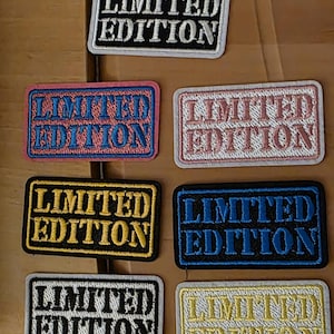 Può includere: Una collezione di toppe rettangolari ricamate con la scritta "LIMITED EDITION". Le toppe presentano sfondi neri, rosa, blu, oro e bianchi con colori di testo a contrasto, mostrando una varietà di design.