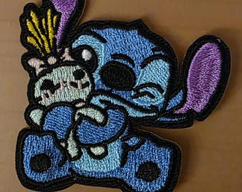 Parche bordado de un extraterrestre azul con un peluche | Parche de personaje de dibujos animados | Aplique DIY para pegar y planchar, para mochilas, ropa