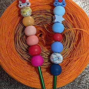 Aguja de crochet ergonómica con simpáticas figuras de extraterrestres rosas: diseño único y con mucho cariño | 4 mm | 4,5 mm | 3,5 mm | Diseño adorable