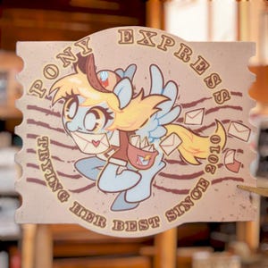 Könnte beinhalten: Ein Cartoon-Pony mit einer blauen und gelben Mähne und Flügeln fliegt und trägt eine Tasche mit Post. Das Pony trägt ein rotes Herz auf der Wange und einen rot-weißen Hut. Der Hintergrund ist ein braunes und weißes Streifenmuster mit dem Text "Pony Express Trying Her Best Since 2010".