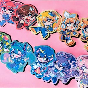 Può includere: Una collezione di adesivi colorati in stile anime con vari personaggi con capelli e abiti vivaci. Gli adesivi hanno una finitura lucida e sono disposti su uno sfondo rosa. Ogni personaggio ha un design unico.