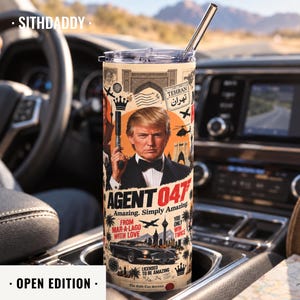 Peut inclure: Un gobelet cylindrique en acier inoxydable avec un couvercle transparent et une paille en métal. L'extérieur présente une impression graphique de Donald Trump en smoking tenant un pistolet, avec le texte AGENT 047, Amazing. Simply Amazing., FROM MAR-A-LAGO WITH LOVE et TEHRAN.