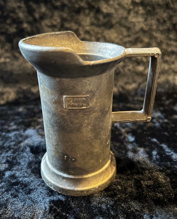 Vintage Antique Brass Collectable Oil Lamp Handle Nicht Lebensmittelecht 1/10 Litre Small Jug Pitcher German Distressed Measuring Pour Cup