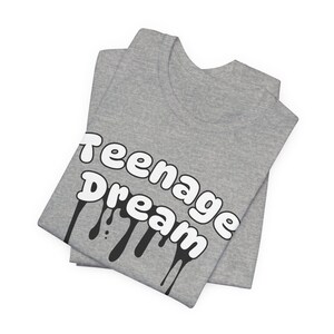 Teenage dream-shirt, T-shirt met esthetische graphic, trendy Y2K-shirt, T-shirt met druipende letters, cool tiener-T-shirt, edgy T-shirt, shirt geïnspireerd op popmuziek afbeelding 5