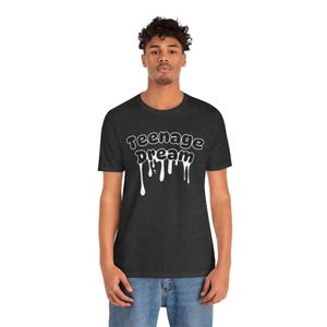 Teenage dream-shirt, T-shirt met esthetische graphic, trendy Y2K-shirt, T-shirt met druipende letters, cool tiener-T-shirt, edgy T-shirt, shirt geïnspireerd op popmuziek afbeelding 8