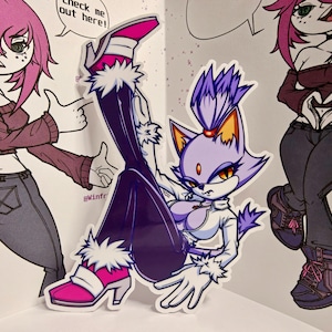 Puede incluir: Un personaje de dibujos animados morado y blanco con una cola larga y un zapato rosa. El personaje lleva una camisa blanca y pantalones negros. El personaje está de pie sobre una pierna y sostiene la otra pierna en el aire. El personaje tiene una melena morada y amarilla y una nariz rosa. El personaje está mirando hacia la derecha. El texto "check me out here!" está escrito en un globo de diálogo sobre el personaje.