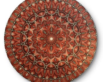 Può includere: Un'opera d'arte murale circolare con un dettagliato motivo mandala in tonalità terracotta, arancione bruciato e crema. Il design è composto da strati concentrici di forme simmetriche a petalo e punti intricati che si irradiano dal centro.