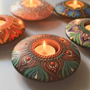 Handgeschilderde mandala T-lichthouder – Kleurrijke stippenkaarshouder voor woondecoratie en cadeau