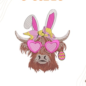 以下が含まれることがあります： ピンクのハート型のサングラス、ピンクと黄色のリボン、ウサギの耳をつけたハイランド牛の刺繍デザイン。牛はピンクと黄色のイースターエッグを持っています。デザインは5つのサイズでご利用いただけます。