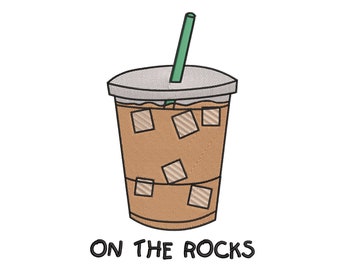 Könnte beinhalten: Illustration eines Eiskaffees in einem transparenten Plastikbecher mit einem grünen Strohhalm. Der Becher ist mit Eiswürfeln und Kaffee gefüllt. Der Text "ON THE ROCKS" steht darunter, und "5 SIZES" in einem Banner.