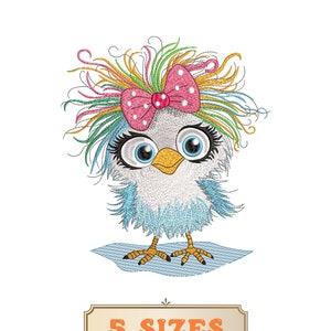 Könnte beinhalten: Stickdatei eines blauen Vogels mit einem bunten, stacheligen Haarschopf und einer rosa Schleife mit weißen Punkten. Der Vogel steht auf einer blauen Plattform. Das Design ist in 5 Größen erhältlich.