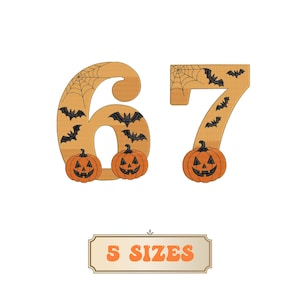 Può includere: Numeri arancioni 6 e 7 con decorazioni a tema Halloween. Il numero 6 presenta un web di ragno e pipistrelli, mentre entrambi i numeri presentano zucche. L'immagine include anche un banner con la scritta "5 TAGLIE".