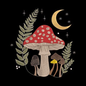 Peut inclure: Broderie représentant un grand champignon rouge à pois blancs, entouré de petits champignons bruns et jaunes, de fougères, d'un croissant de lune et d'étoiles sur fond noir.