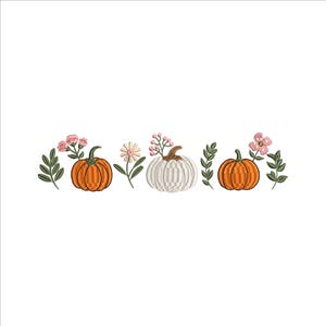 Puede incluir: Una fila de calabazas y flores bordadas. Hay dos calabazas naranjas, una calabaza blanca y flores rosas con hojas verdes.