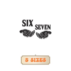 Könnte beinhalten: Schwarze Grafik von zwei gefalteten Händen, mit dem Wort "SIX" über der linken Hand und "SEVEN" über der rechten Hand. Darunter steht in einer beigen Banner "5 GRÖSSEN" in orangefarbenen Buchstaben. Das Design befindet sich auf weißem Hintergrund.