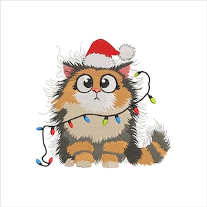 Peut inclure: Illustration d'un chat de dessin animé portant un bonnet de Père Noël et une guirlande lumineuse. Le chat a de grands yeux expressifs et un pelage touffu orange, marron et gris. Les lumières sont rouges, bleues et vertes.